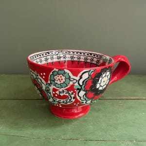Anthropologie Elka Ayaka kaffekopp röd fot vridet handtag bild 2