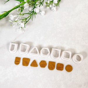 Peut inclure: Un ensemble de huit emporte-pièces en argile polymère blanche et huit formes en argile polymère brune. Les emporte-pièces comprennent un cercle, un carré, un rectangle, un losange, une larme et trois formes ovales différentes. Les formes sont découpées avec un motif floral.