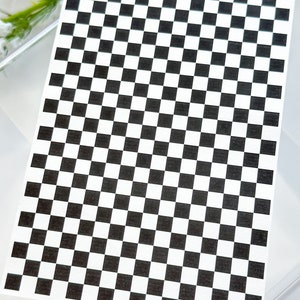 Puede incluir: Papel con patrón de cuadros negros y blancos. El papel es de tamaño estándar y es perfecto para proyectos de manualidades.