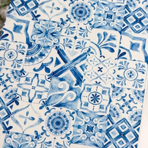 Op de afbeelding: Een rechthoekig oppervlak met een herhalend patroon van blauwe en witte tegels. Het ontwerp bestaat uit diverse geometrische en florale motieven in tinten kobalt- en marineblauw, gerangschikt in een rasterpatroon op een witte achtergrond.