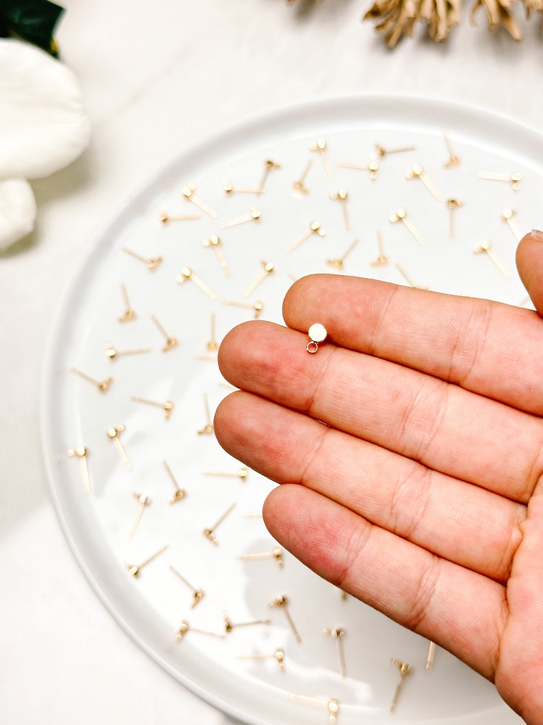 10 stuks 18K echt vergulde afgeronde messing noppen met 316 chirurgische roestvrijstalen palen Oorbel bevindingen Hypoallergene oorbellen afbeelding 2