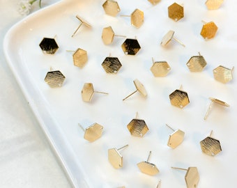Postes hexagonales de textura chapada en oro real de 18 quilates con 316 postes quirúrgicos de acero inoxidable / hallazgos de pendientes / pendientes hipoalergénicos