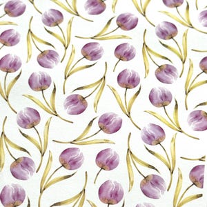 Könnte beinhalten: Aquarellmuster mit sich wiederholenden lila Tulpenblüten mit gelb-grünen Stielen und Blättern auf weißem Hintergrund. Das florale Design ist gleichmäßig angeordnet und erzeugt ein zartes und ansprechendes Muster.