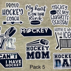 Pu&ograve; includere: Un set di dieci adesivi a tema hockey in bianco e nero con diversi detti. Gli adesivi includono "Orgoglioso allenatore di hockey", "Il mio cuore &egrave; su quella pista", "L'hockey &egrave; la mia stagione preferita", "Amo il gioco", "Non posso avere l'hockey", "Mamma di hockey", "Pap&agrave; di hockey", "Casa &egrave; dove c'&egrave; il ghiaccio", e "Hockey".