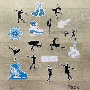 Può includere: Un pacchetto di 14 adesivi a tema pattinaggio sul ghiaccio. Gli adesivi presentano una varietà di disegni, tra cui pattini da ghiaccio, fiocchi di neve e silhouette di pattinatori sul ghiaccio. Sono inclusi anche i testi "Ice Skating" e "Be Skate". Gli adesivi sono stampati su carta bianca con accenti blu e neri.