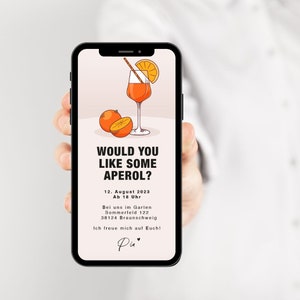 K&ouml;nnte beinhalten: Der Bildschirm eines Smartphones zeigt eine Einladung zu einer Party mit dem Text "WOULD YOU LIKE SOME APEROL?" Die Einladung enth&auml;lt Datum, Uhrzeit und Ort der Party. Das Bild zeigt auch eine Zeichnung eines Aperol Spritz.