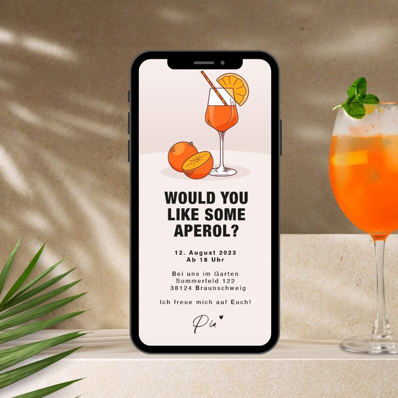 K&ouml;nnte beinhalten: Ein Smartphone-Bildschirm mit einer Einladung zu einer Party mit dem Text "Would you like some Aperol?" und Details zur Veranstaltung, einschlie&szlig;lich Datum, Uhrzeit, Ort und Adresse. Das Bild zeigt auch ein Glas Aperol Spritz.