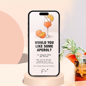 K&ouml;nnte beinhalten: Der Bildschirm eines Smartphones zeigt eine digitale Einladung zu einer Party mit dem Text "Would you like some Aperol?" und Details zur Veranstaltung. Die Einladung zeigt ein Glas Aperol Spritz mit einer Orangenscheibe und einem Strohhalm.