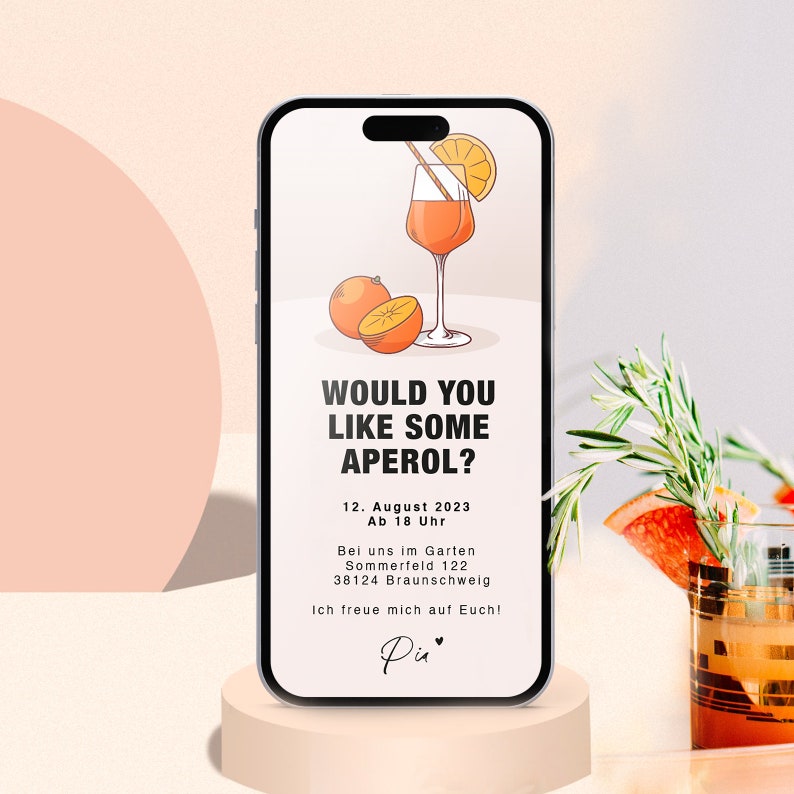 K&ouml;nnte beinhalten: Der Bildschirm eines Smartphones zeigt eine digitale Einladung zu einer Party mit dem Text "Would you like some Aperol?" und Details zur Veranstaltung. Die Einladung zeigt ein Glas Aperol Spritz mit einer Orangenscheibe und einem Strohhalm.