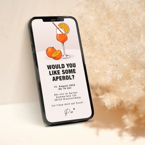 K&ouml;nnte beinhalten: Ein Smartphone-Bildschirm, der eine digitale Einladung zu einer Aperol-Party zeigt. Die Einladung zeigt eine Comic-Illustration eines Aperol Spritz-Cocktails und den Text "M&ouml;chten Sie etwas Aperol?" Die Einladung enth&auml;lt auch das Datum, die Uhrzeit und den Ort der Party.