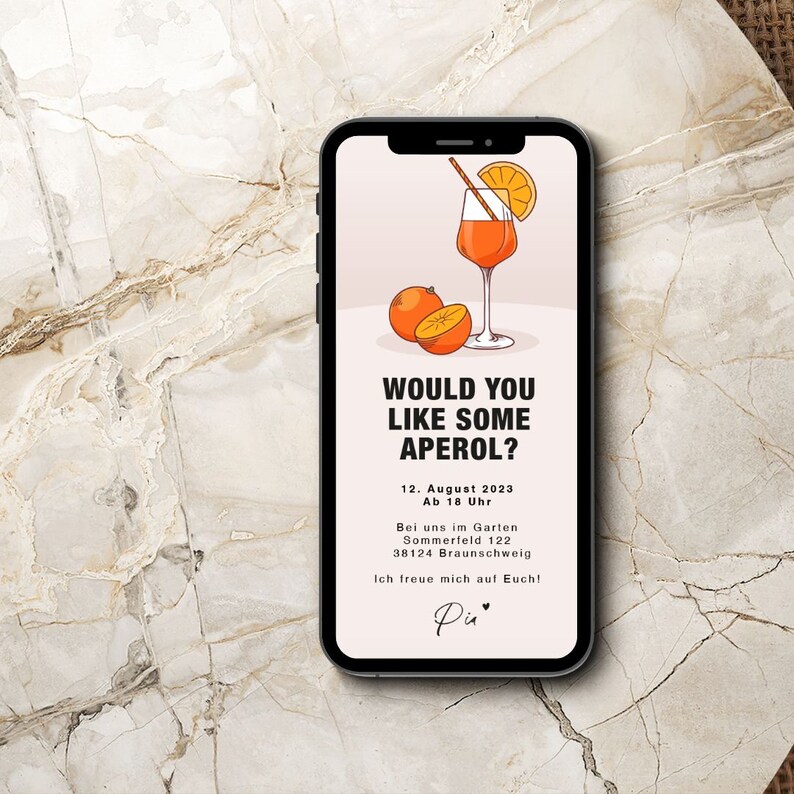K&ouml;nnte beinhalten: Ein Smartphone-Bildschirm zeigt eine digitale Einladung zu einer Party. Die Einladung zeigt ein Glas Aperol Spritz mit einer Orangenscheibe und einem Strohhalm. Der Text lautet "M&ouml;chten Sie etwas Aperol?" und enth&auml;lt das Datum, die Uhrzeit und den Ort der Veranstaltung.
