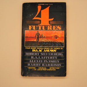 Könnte beinhalten: Ein Taschenbuchcover mit schwarzem Hintergrund und einer orangefarbenen Zahl "4" in der Mitte. Der Titel "FUTURES" ist in weißen Buchstaben unter der Zahl geschrieben. Das Cover zeigt eine futuristische Szene mit vier Figuren, die durch eine Wüstenlandschaft gehen. Der Text auf dem Cover lautet "Four short novels based on themes by Isaac Asimov, Robert Silverberg, R.A. Lafferty, Alexei Panshin, Harry Harrison." Das Zitat "Moving... Unusual... Effective!" wird dem St. Louis Post-Dispatch zugeschrieben.