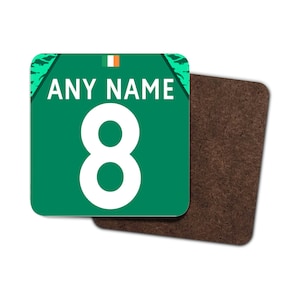 Könnte beinhalten: Quadratischer Untersetzer in Grün und Weiß mit der irischen Flagge und dem Text "ANY NAME" sowie der Zahl "8" in Weiß.