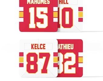 Könnte beinhalten: Vier rote und weiße Trikotquadrate mit gelben Streifen. Die Namen "Mahomes", "Hill", "Kelce" und "Mathieu" sind auf den Quadraten aufgedruckt, zusammen mit den Nummern "15", "10", "87" und "32".