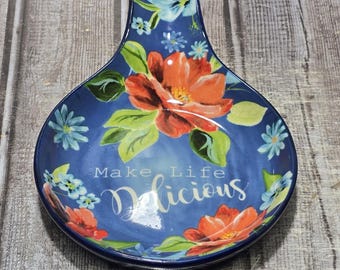 The Pioneer Woman Ceramic Spoon Rest – "Make Life Delicious" Heritage Cobalt Blue Floral Stoneware, Country Kitchen Stove Organizer