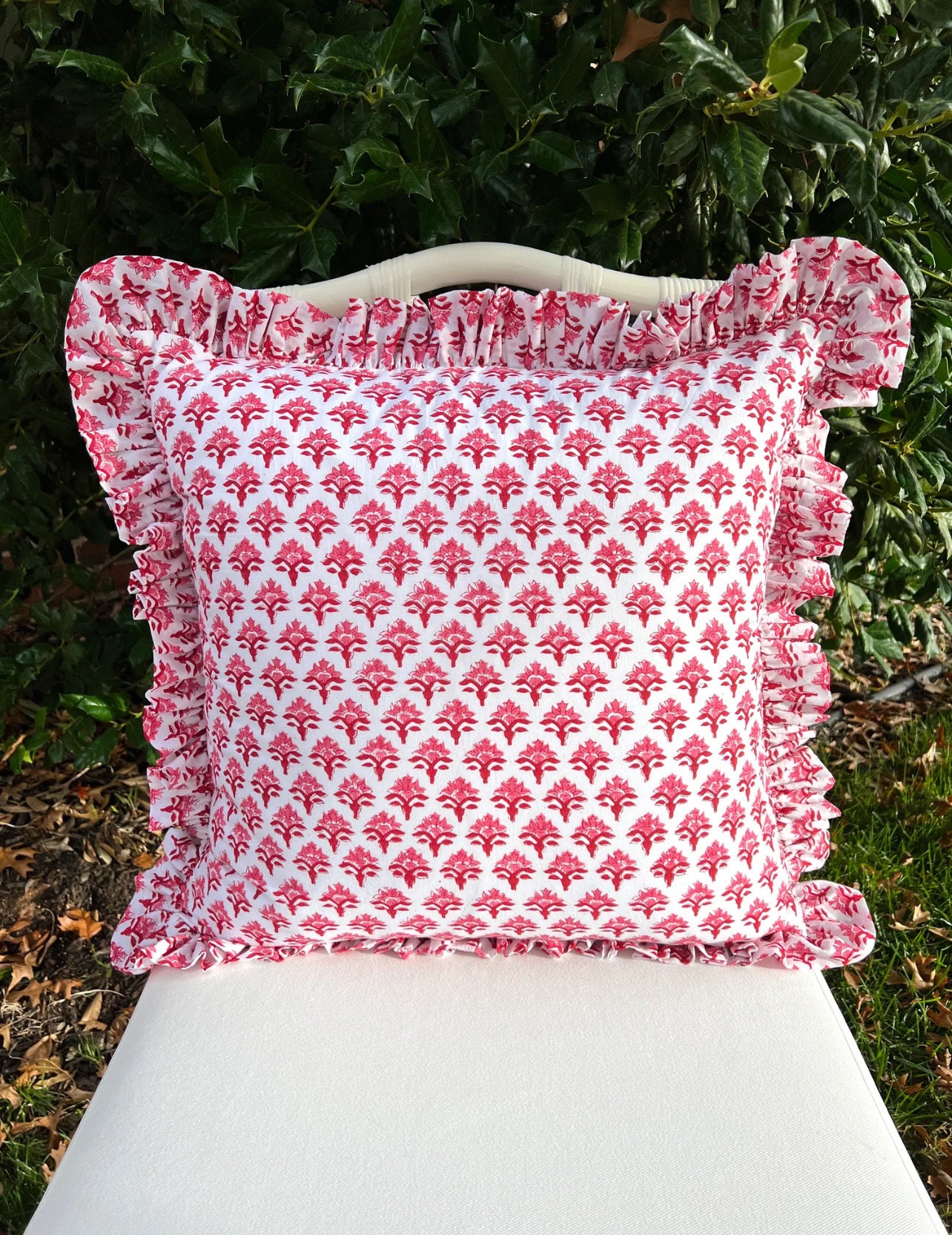 Funda de almohada con estampado de bloques rojos y rosas y ribete de volantes