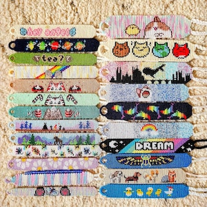Peut inclure: Une collection de 20 bracelets d'amitié colorés avec différents motifs, notamment des animaux, du texte et des motifs abstraits. Les bracelets sont faits de fil et de perles colorés.