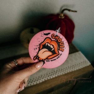 Ghouls wollen nur Spaß haben Halloween Lufterfrischer {gruseliger Herbst Rückspiegel Geist Blumenmuster Skelett Frieden Kürbis}