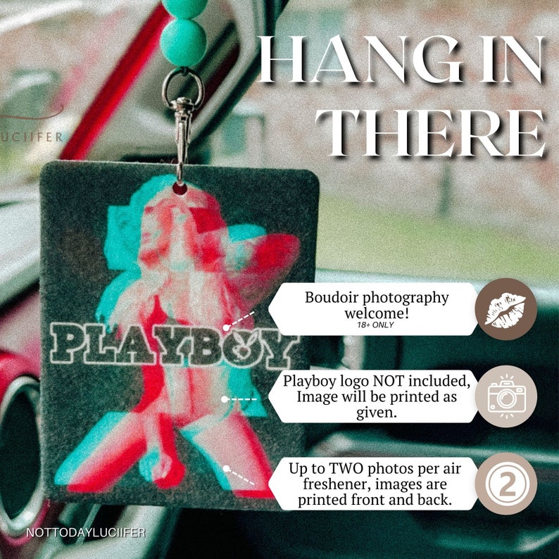 K&ouml;nnte beinhalten: Ein roter und blauer Playboy-Auto-Lufterfrischer mit dem Text "PLAYBOY" darauf. Der Lufterfrischer h&auml;ngt an einem R&uuml;ckspiegel. Der Text "HANG IN THERE" ist &uuml;ber dem Lufterfrischer gedruckt. Der Text "Boudoir photography welcome! 18+ ONLY" ist unter dem Lufterfrischer gedruckt. Der Text "Playboy logo NOT included, Image will be printed as given." ist unter dem Text "18+ ONLY" gedruckt. Der Text "Up to TWO photos per air freshener, images are printed front and back." ist unter dem Text "Playboy logo NOT included, Image will be printed as given." gedruckt.