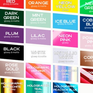 K&ouml;nnte beinhalten: Eine Tabelle mit 18 verschiedenen Farben, darunter Rot, Orange, Gelb, Gr&uuml;n, Blau, Lila, Schwarz, Wei&szlig; und Metallic-Wei&szlig;. Die Farben sind mit ihren Namen und ob sie gl&auml;nzend oder matt sind, beschriftet.
