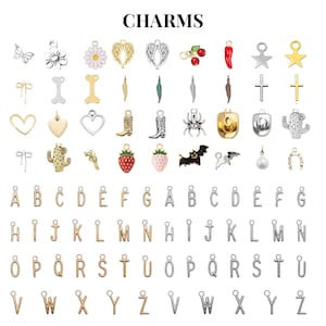 Puede incluir: Una colecci&oacute;n de abalorios de diversas formas y dise&ntilde;os, incluyendo mariposas, flores, corazones y letras. La palabra "CHARMS" se muestra en la parte superior. Los abalorios son en tonos dorados y plateados, algunos con detalles esmaltados.