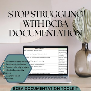 Könnte beinhalten: Ein Laptop zeigt ein BCBA-Dokumentations-Toolkit mit dem Text STOP STRUGGLING WITH BCBA DOCUMENTATION. Ein türkisfarbenes Sechseck listet versicherungssichere Formulierungen, Notizvorlagen, Skripte für Eltern und medizinische Phrasen auf.