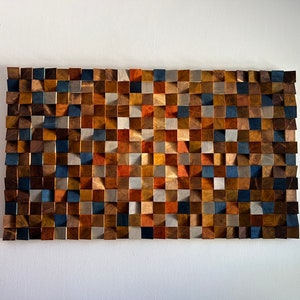 Wandkunst van teruggewonnen hout: geluidsdiffusor, houten sculptuur