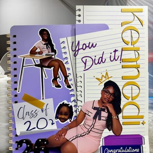 Pu&ograve; includere: Un oggetto di scena a tema laurea con un design a quaderno a spirale. Presenta il testo "Class of 2022", "You Did It!" e "Congratulations", insieme al nome "Kennedy". Il design incorpora immagini di una persona con un vestito rosa.