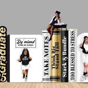 Pu&ograve; includere: Un design a tema laurea con ritagli stilizzati a forma di libro con testi come "Graduate", "Class of 2025" e "Take Notes". Il design include immagini di persone in abbigliamento da laurea, e il testo "Dy' miend Mark My Words" e "SENIOR" sono anche visibili.