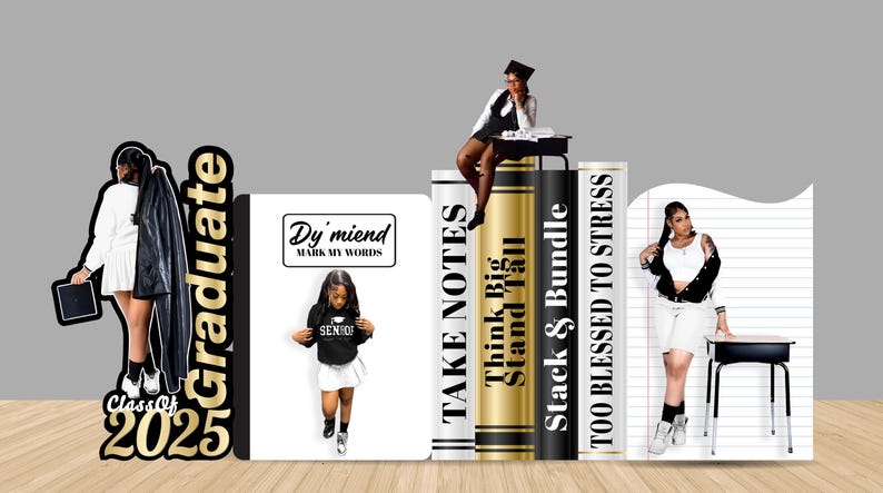 Pu&ograve; includere: Un design a tema laurea con ritagli stilizzati a forma di libro con testi come "Graduate", "Class of 2025" e "Take Notes". Il design include immagini di persone in abbigliamento da laurea, e il testo "Dy' miend Mark My Words" e "SENIOR" sono anche visibili.