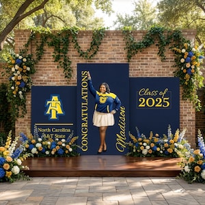 Pu&ograve; includere: Un palco di laurea con sfondo in mattoni, adornato con composizioni floreali blu, gialle e bianche. Una persona con una felpa con cappuccio gialla e blu e una gonna bianca &egrave; in piedi davanti a un cartello blu navy con scritto "Congratulazioni Madison" e "Classe 2025".