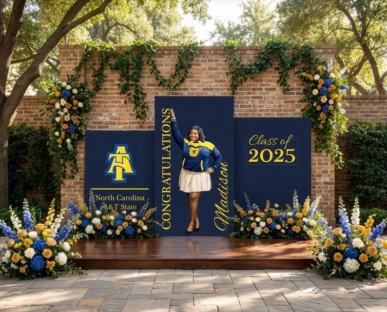 Pu&ograve; includere: Un palco di laurea con sfondo in mattoni, adornato con composizioni floreali blu, gialle e bianche. Una persona con una felpa con cappuccio gialla e blu e una gonna bianca &egrave; in piedi davanti a un cartello blu navy con scritto "Congratulazioni Madison" e "Classe 2025".