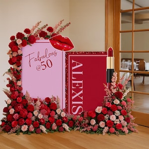 Pu&ograve; includere: Esposizione decorativa per una festa di compleanno per i 50 anni. Presenta due cartelli rettangolari, uno rosa con "Fabulous @50" e l'altro rosso con "ALEXIS". Adornato con fiori rossi e rosa, un rossetto e un ritaglio a forma di labbro.