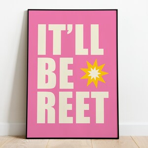 Peut inclure: Affiche rose avec le texte "It'll Be Reet" en lettres blanches et un éclat d'étoile jaune au milieu.