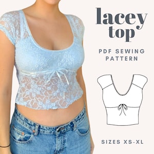 Puede incluir: Un patrón de costura PDF para una blusa de encaje. El patrón incluye las tallas XS-XL. La imagen muestra un dibujo de línea blanca de la blusa y una modelo que lleva una blusa de encaje azul.