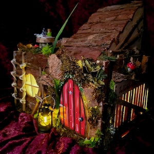 Personalisiertes beleuchtetes Wichtelhaus Nisse mit Zubehör