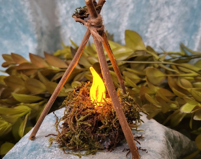 Miniatur Lagerfeuer Mit Kessel – Puppenhauszubehör 1:12, Aus Holz & Stroh Mit LED-Beleuchtung