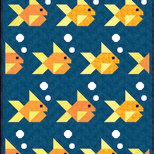 Puede incluir: Un edredón geométrico con un patrón repetitivo de peces naranjas y amarillos, ojos negros y burbujas blancas sobre un fondo azul. Los peces están estilizados con formas triangulares y rectangulares, creando un tema acuático moderno.