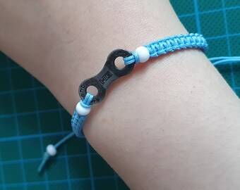 Pulseira macramê com pingente de elo de corrente de bicicleta