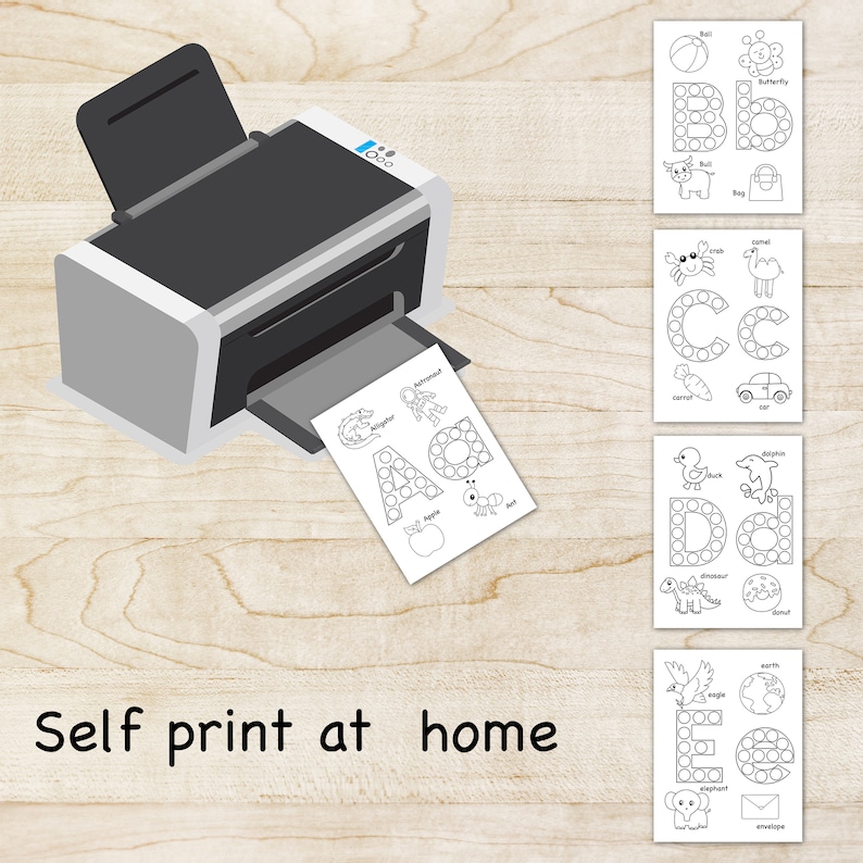 Puede incluir: Una impresora imprimiendo hojas de trabajo en blanco y negro con letras del alfabeto e im&aacute;genes de animales y objetos. Las hojas de trabajo est&aacute;n etiquetadas con las letras A, B, C, D y E. El texto "Self print at home" es visible en la parte inferior de la imagen.