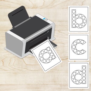 Peut inclure: Une imprimante imprime trois feuilles de papier avec les lettres B, C et D dessin&eacute;es en cercles. Chaque lettre a un cercle au centre et est entour&eacute;e de petits cercles.