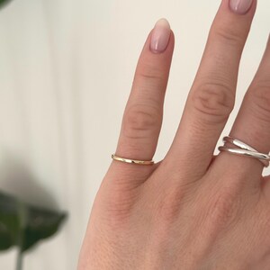 Solid 9ct Gold Pinky Ring | Recycled Yellow Gold Ring | 1.5mm Handmade Solid Gold Ring | Small Minimalist Gold Band | Simple Gold Ring imagem 3
