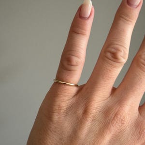 Solid 9ct Gold Pinky Ring | Recycled Yellow Gold Ring | 1.5mm Handmade Solid Gold Ring | Small Minimalist Gold Band | Simple Gold Ring imagem 7