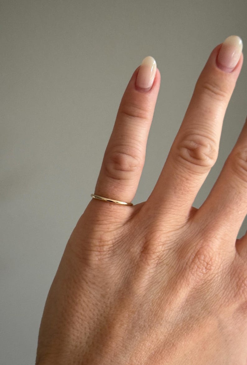 Solid 9ct Gold Pinky Ring | Recycled Yellow Gold Ring | 1.5mm Handmade Solid Gold Ring | Small Minimalist Gold Band | Simple Gold Ring imagem 7