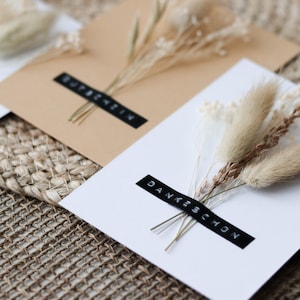 TROCKENBLUMENKARTE Dymo | individueller Text | Karte Grußkarte mit Trockenblumen personalisiert  | Kraftpapier Karton weiß