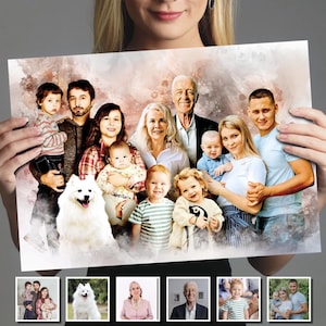 Op de afbeelding: Een familieportret in aquarel-stijl met een grote groep mensen, waaronder kinderen, volwassenen en een pluizige witte hond. De afbeelding heeft een zachte, artistieke uitstraling, met een neutrale achtergrond en een verscheidenheid aan kledingstijlen.