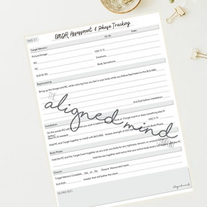 Könnte beinhalten: Ein weißes EMDR-Bewertungs- und Phasen-Tracking-Arbeitsblatt mit Text, einschließlich "aligned mind". Das Arbeitsblatt liegt auf einer weißen Oberfläche mit einem Laptop, Blumen und goldenen Büroklammern.