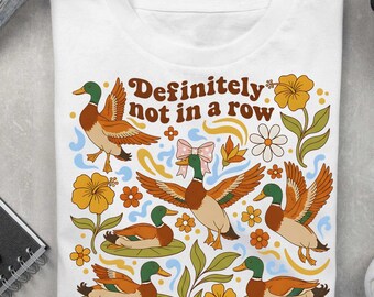 Divertida camiseta retro de los 70, sublimación, "Patos: Definitivamente no están en fila", PNG, descarga digital