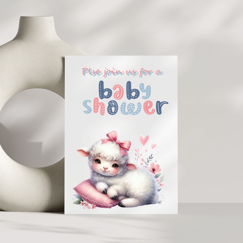 Pu&ograve; includere: Un invito a un baby shower con una graziosa illustrazione di un agnello bianco con un fiocco rosa e un cuscino rosa. Il testo sull'invito recita "Si prega di unirsi a noi per un baby shower".
