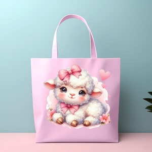 Pu&ograve; includere: Una borsa tote rosa con un agnello bianco con un fiocco rosa e fiori su una nuvola bianca. La borsa ha manici rosa.